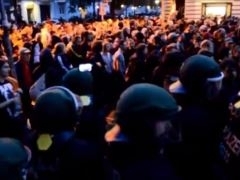 Десятки тысяч людей на улицах Берлина поют гимн СССР